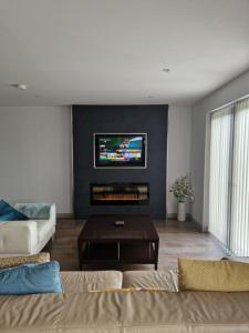 TV a/nebo společenská místnost v ubytování Aughrim Barn