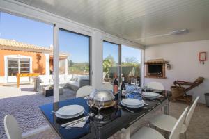 a dining room with a table and chairs at Quinta das Yuccas in Boliqueime
