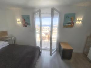A seating area at Maison de 2 chambres a Marseille a 200 m de la plage avec vue sur la mer jardin clos et wifi