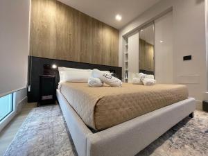 Ένα ή περισσότερα κρεβάτια σε δωμάτιο στο Superior 1BR Apartment - Fully Renovated & Equipped - Prime Centre location - Garibaldi#2 - Parking