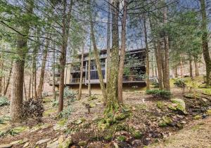 a house in the middle of the woods at Obear Mountain is a Newly Updated Condo in Chalet Village of Gatlinburg! in Gatlinburg