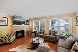 ein Wohnzimmer mit Couch und Kamin in der Unterkunft Little Bear Cottage is located only a half-mile away from downtown Gatlinburg! in Gatlinburg