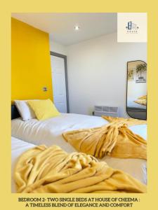 2 camas individuales en las casas de Chennai con una mezcla turca de patrimonio en Flat 401 Spacious Two Bedroom en Yeadon