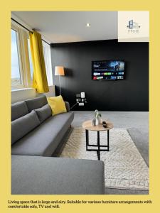 sala de estar con sofá y mesa en Flat 401 Spacious Two Bedroom en Yeadon