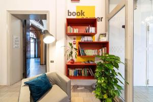 uma sala de estar com uma estante de livros e um sofá em Il Villaggio di ABITABO em Bolonha