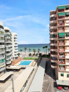 desde el balcón de un edificio con vistas a la playa en 3 bedrooms apartement at Benicassim 50 m away from the beach with furnished terrace and wifi, en Benicàssim