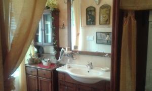 ein Bad mit einem Waschbecken und einem Spiegel in der Unterkunft Romantic & Artistic Apartment in Mailand