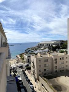 una vista di una città con edifici e l'oceano di Le 43 location bord de mer a Marsiglia