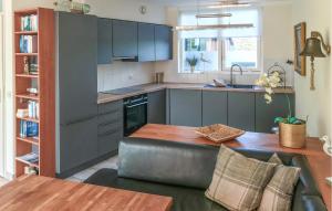 Kuchyň nebo kuchyňský kout v ubytování Pet Friendly Home In Lemmer With Wifi