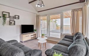 TV/trung tâm giải trí tại Pet Friendly Home In Stavenisse