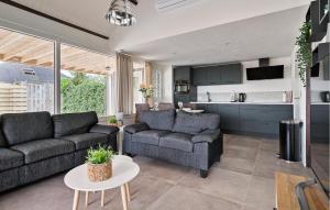 Khu vực ghế ngồi tại Pet Friendly Home In Stavenisse
