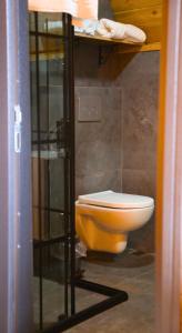 a bathroom with a yellow toilet in a room at Modul Suit & Bungalov in Rize