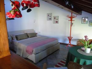 BALMA DEI CUP con SPA privata su richiesta في Pont Canavese: غرفة نوم بسرير وطاولة خضراء