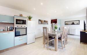 una cucina e una sala da pranzo con tavolo e sedie di Amazing Home In Veulettes-Sur-Mer a Veulettes-sur-Mer