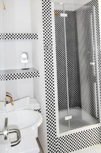 巴特尚道的住宿－One bedroom apartement with wifi at Bad Schandau，带淋浴、卫生间和盥洗盆的浴室