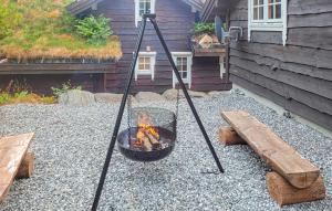 FolkestadにあるFeriehus-Bjørkedalの砂利敷きのパティオにある焚き火台とベンチ +17枚の写真