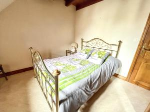 Postel nebo postele na pokoji v ubytování Maison de 2 chambres avec jardin clos et wifi a Lanobre a 2 km de la plage
