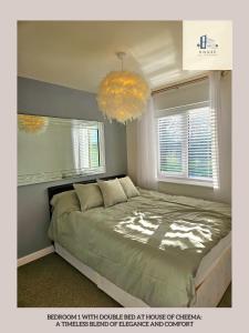 1 dormitorio con cama y lámpara de araña en Modern 3BR 3 Bath Group Offers en Seacroft