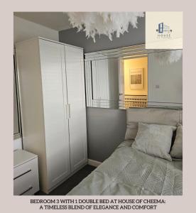 1 dormitorio con 1 cama y armario blanco en Modern 3BR 3 Bath Group Offers en Seacroft