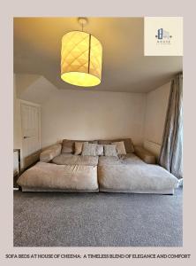 1 cama grande en un dormitorio con luz en Modern 3BR 3 Bath Group Offers en Seacroft