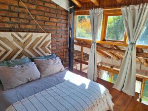 a bedroom with a bed in a log cabin at Bungalows Luz del sur in San Carlos de Bariloche