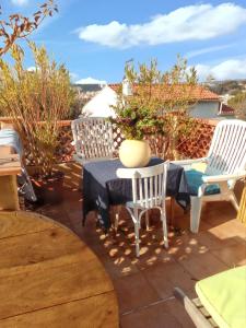 d'une terrasse avec 2 chaises et une table avec dans l'établissement Maison de 2 chambres avec jardin clos et wifi a Toulon a 4 km de la plage, à Toulon