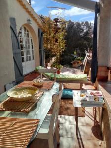 d'une terrasse avec une table et des chaises sur un balcon. dans l'établissement Maison de 2 chambres avec jardin clos et wifi a Toulon a 4 km de la plage, à Toulon