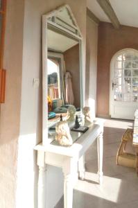 - un miroir sur une table blanche dans l'établissement Maison de 2 chambres avec jardin clos et wifi a Toulon a 4 km de la plage, à Toulon