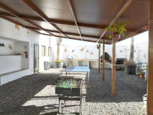 グイマルにあるOne bedroom apartement with sea view and enclosed garden at Guimar 4 km away from the beachのパティオ(卓球台付)