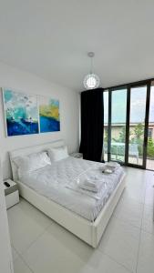 Giường trong phòng chung tại London Villa Olea Residence Drimades