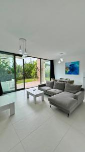 Khu vực ghế ngồi tại London Villa Olea Residence Drimades