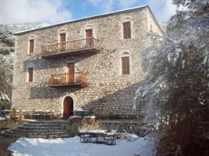 Theoni's House في Dhímitra: مبنى حجري كبير مع درج وشرفة +25 صورة