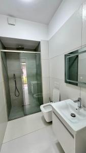 Phòng tắm tại London Villa Olea Residence Drimades +93 ảnh