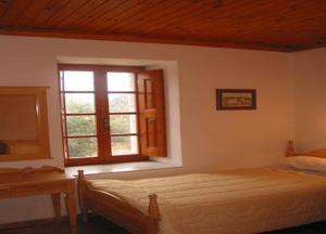 sypialnia z łóżkiem i oknem w obiekcie Theoni's House w mieście Dhímitra +26 zdjęć