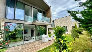 Photo de la galerie de l'établissement London Villa Olea Residence Drimades, à Himarë