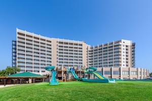 um parque infantil em frente a um grande edifício em Jupiter Albufeira Hotel - Family & Fun - All Inclusive em Albufeira