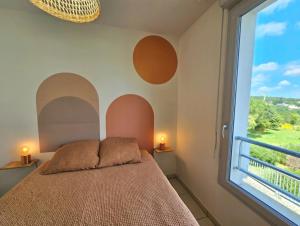 una camera con un letto e una grande finestra di Superbe Apt 2 ch, terrasse, WIFI, parking gratuit a Tolosa