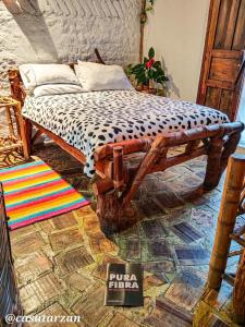 サン・アグスティンにあるHotel Casa Tarzan San Agustinのチーターが描かれた木製ベッドのある寝室