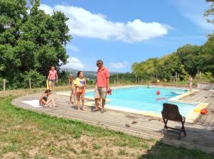 um homem e duas crianças ao lado de uma piscina em Villa de 9 chambres avec piscine privee jardin amenage et wifi a Villeneuve sur Lot em Villeneuve-sur-Lot
