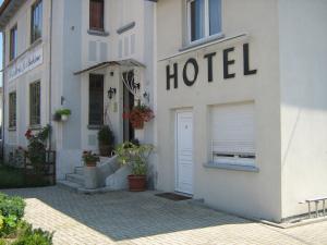 un cartello hotel sul lato di un edificio di Hostellerie La Boheme a Roppenheim