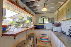 een keuken in een tiny house met een aanrecht bij Chic Peaceful Retreat 16 Mi to Beaches and Wineries! in Santa Paula