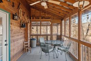 Balkón nebo terasa v ubytování Creekside Cottage is peaceful welcoming dog friendly cabin with amazing views of the valley