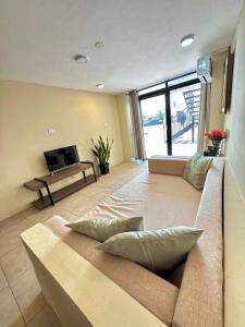a living room with a couch and a tv at Suite en zona exclusiva in Manta