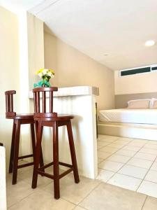 a room with a table and two chairs and a bed at Suite en zona exclusiva in Manta