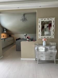 Una sala de estar con una mesa y un espejo. en Casa Nicole, en Montello