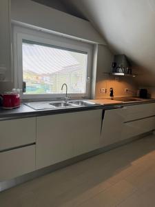 cocina con fregadero y ventana grande en Casa Nicole, en Montello