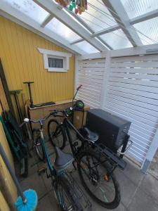 uma bicicleta estacionada numa garagem com telhado solar em Ferienhaus Am Dünenwald em Glowe