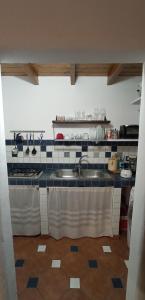 A kitchen or kitchenette at Palazzo Saraceno apartments-Antico Rifugio