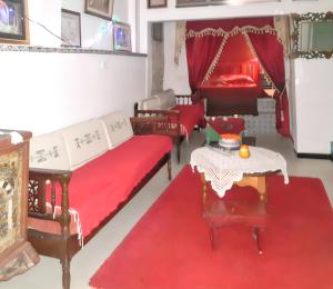 sala de estar con camas rojas y alfombra roja en One bedroom apartement with city view furnished terrace and wifi at Tunis en Túnez