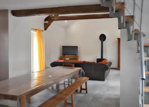 LevrouxにあるMaison de 5 chambres avec jacuzzi jardin clos et wifi a Levrouxのリビングルーム(テーブル、ソファ付)
